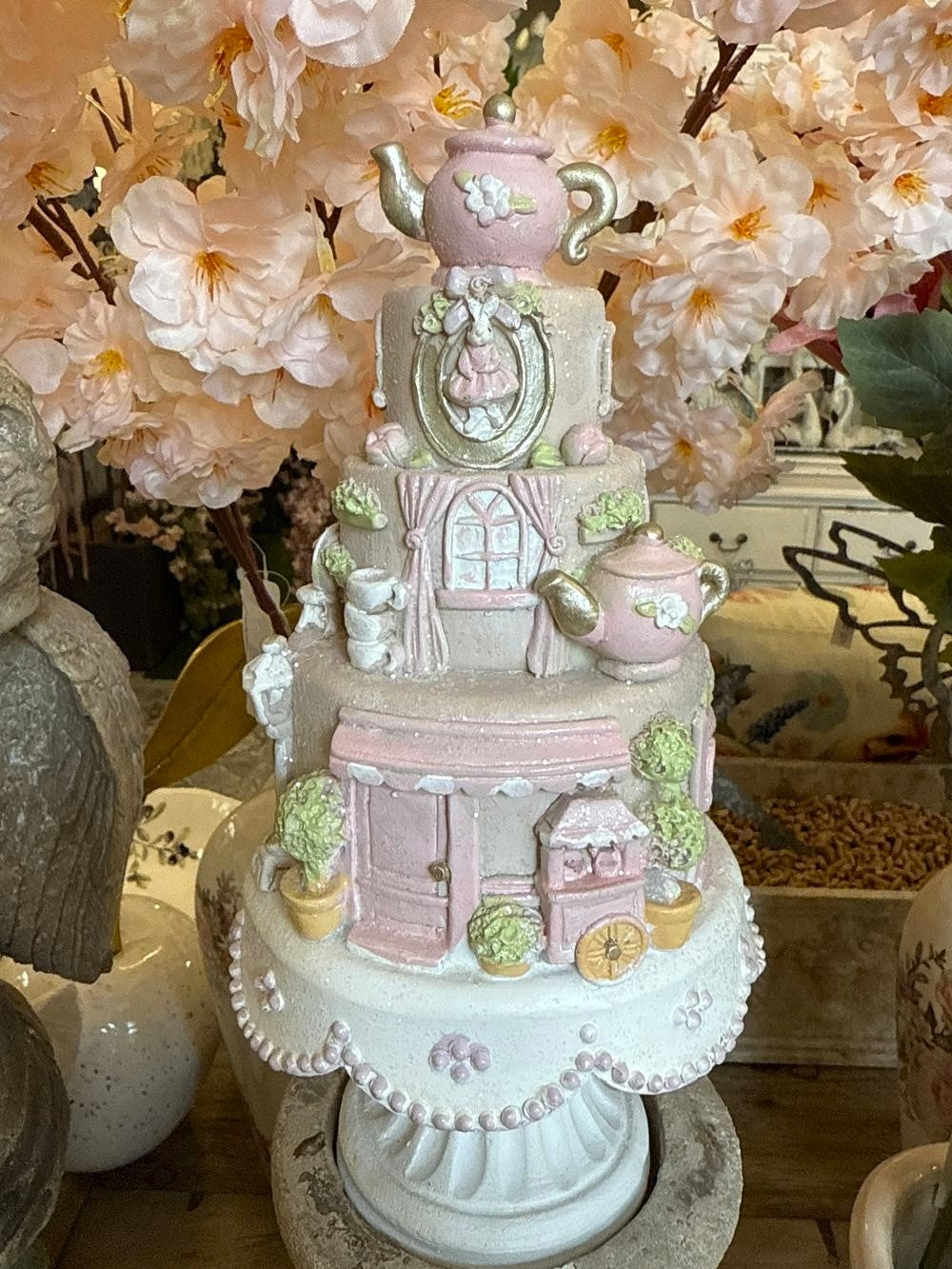 Pièce montée décorative shabby chic rose et blanc, accessoire de décoration romantique et féérique, style maison de charme, ambiance poétique