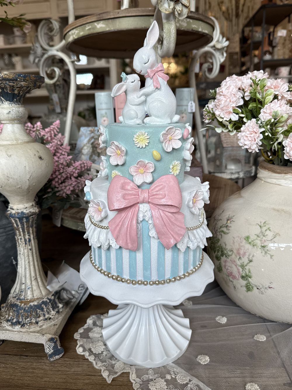 Grande pièce montée de Pâques avec lapins décoratifs, 45 cm de hauteur, décoration shabby chic romantique et féérique, tons pastel bleu rose et blanc