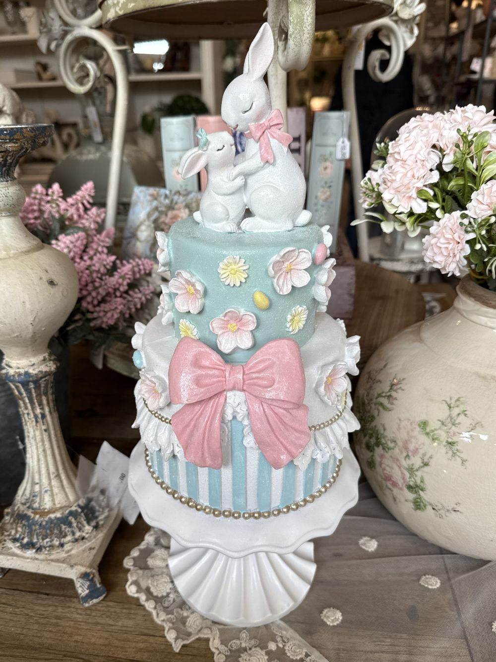 Grande pièce montée de Pâques avec lapins décoratifs, 45 cm de hauteur, décoration shabby chic romantique et féérique, tons pastel bleu rose et blanc