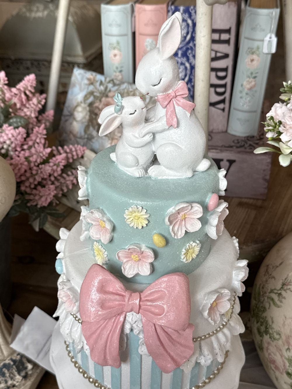 Grande pièce montée de Pâques avec lapins décoratifs, 45 cm de hauteur, décoration shabby chic romantique et féérique, tons pastel bleu rose et blanc