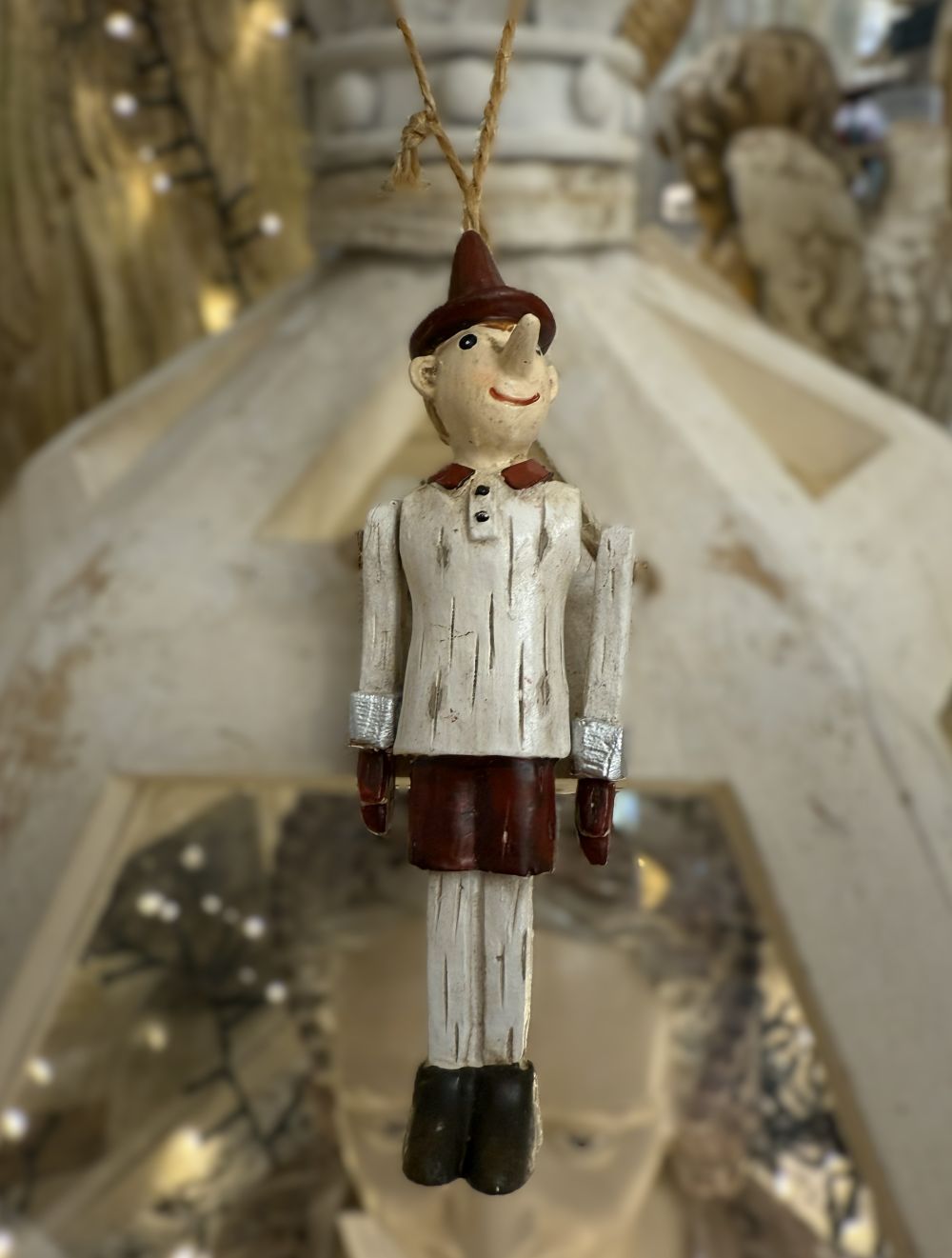 Figurine Pinocchio décorative à suspendre, bras articulés, tons blanc patiné rouge et vert, style shabby chic et ambiance poétique et féérique