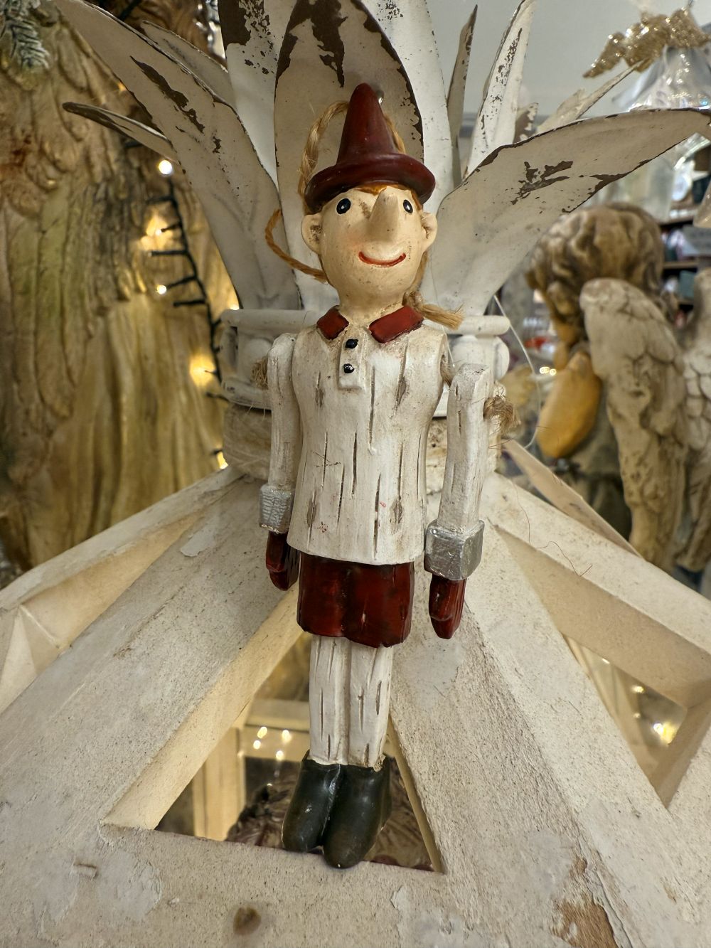 Figurine Pinocchio décorative à suspendre, bras articulés, tons blanc patiné rouge et vert, style shabby chic et ambiance poétique et féérique