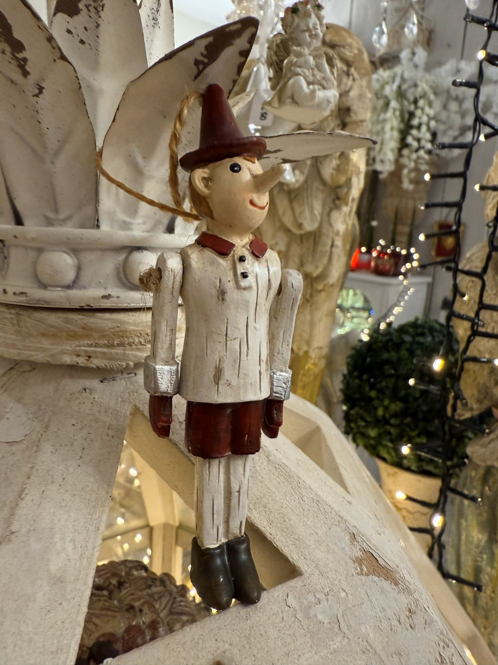 Figurine Pinocchio décorative à suspendre, bras articulés, tons blanc patiné rouge et vert, style shabby chic et ambiance poétique et féérique