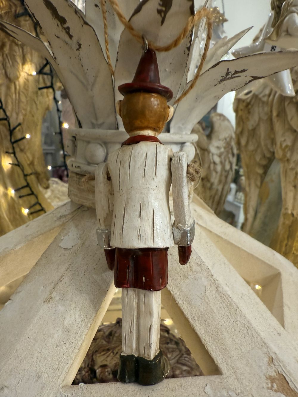 Figurine Pinocchio décorative à suspendre, bras articulés, tons blanc patiné rouge et vert, style shabby chic et ambiance poétique et féérique