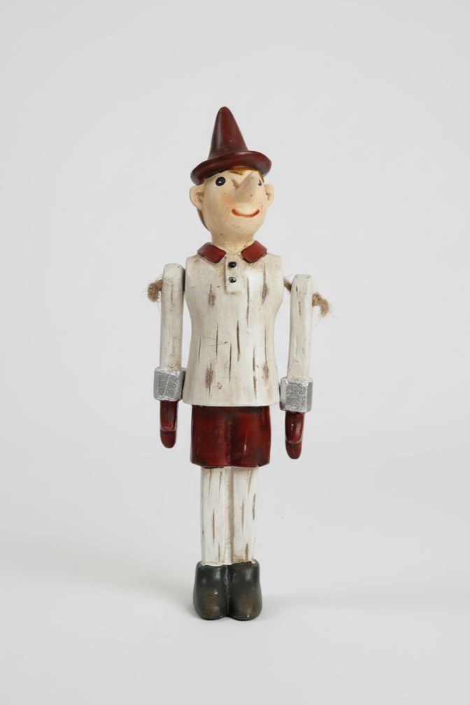 Figurine Pinocchio décorative à suspendre, bras articulés, tons blanc patiné rouge et vert, style shabby chic et ambiance poétique et féérique