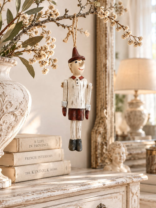 Figurine Pinocchio décorative à suspendre, bras articulés, tons blanc patiné rouge et vert, style shabby chic et ambiance poétique et féérique