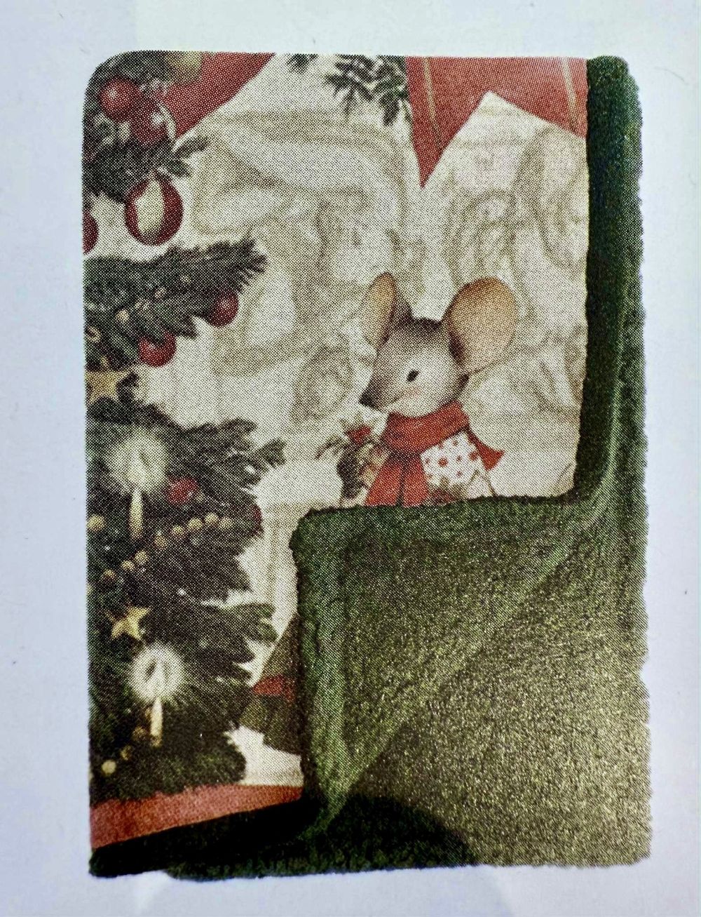 Plaid de Noël doux 160x220 cm avec motifs de souris habillées, sapins décorés et rubans rouges, dans un style shabby chic et poétique.