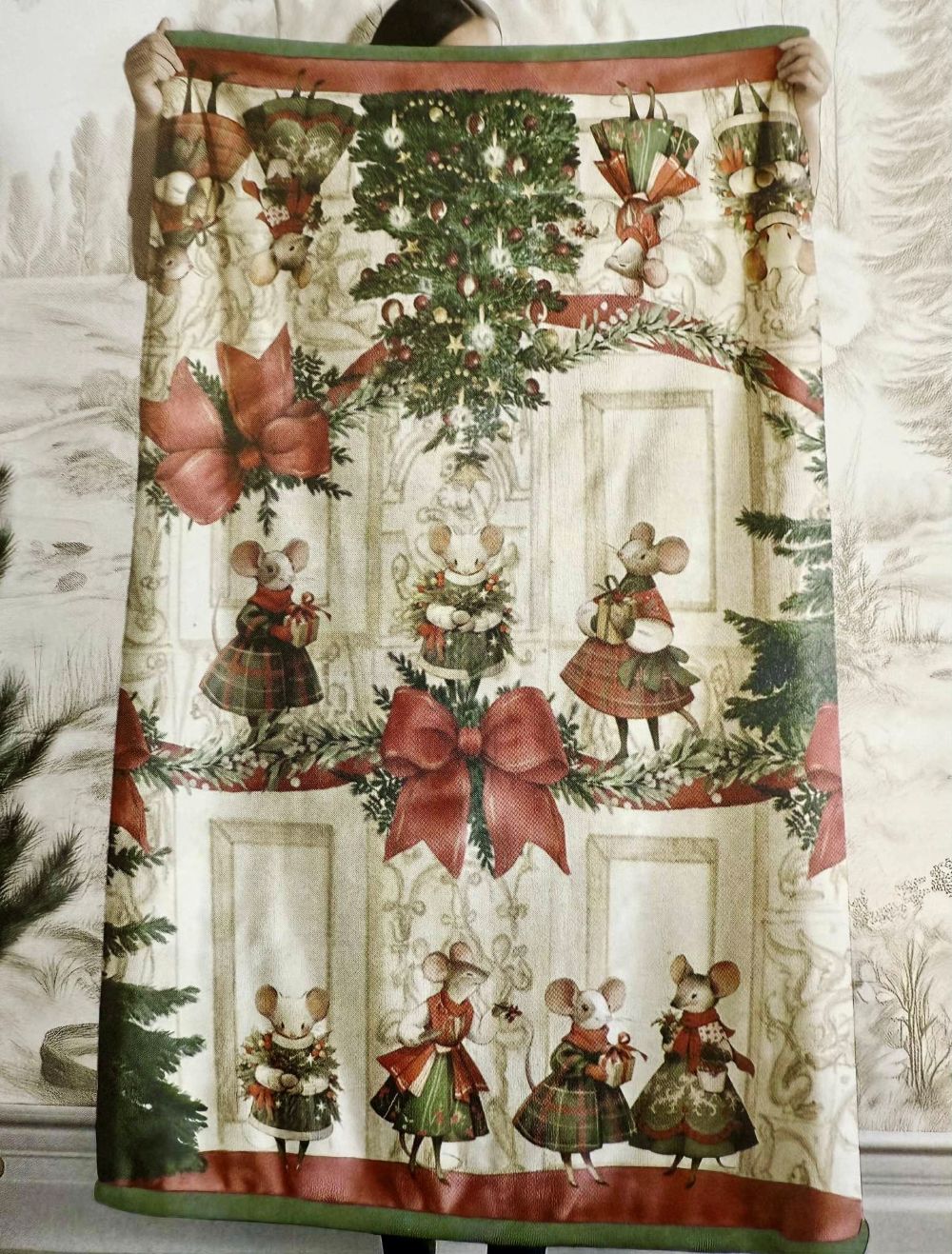 Plaid de Noël doux 160x220 cm avec motifs de souris habillées, sapins décorés et rubans rouges, dans un style shabby chic et poétique.