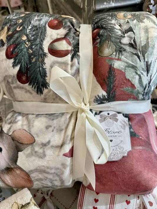 Plaid de Noël doux 160x220 cm avec motifs de souris habillées, sapins décorés et rubans rouges, dans un style shabby chic et poétique.