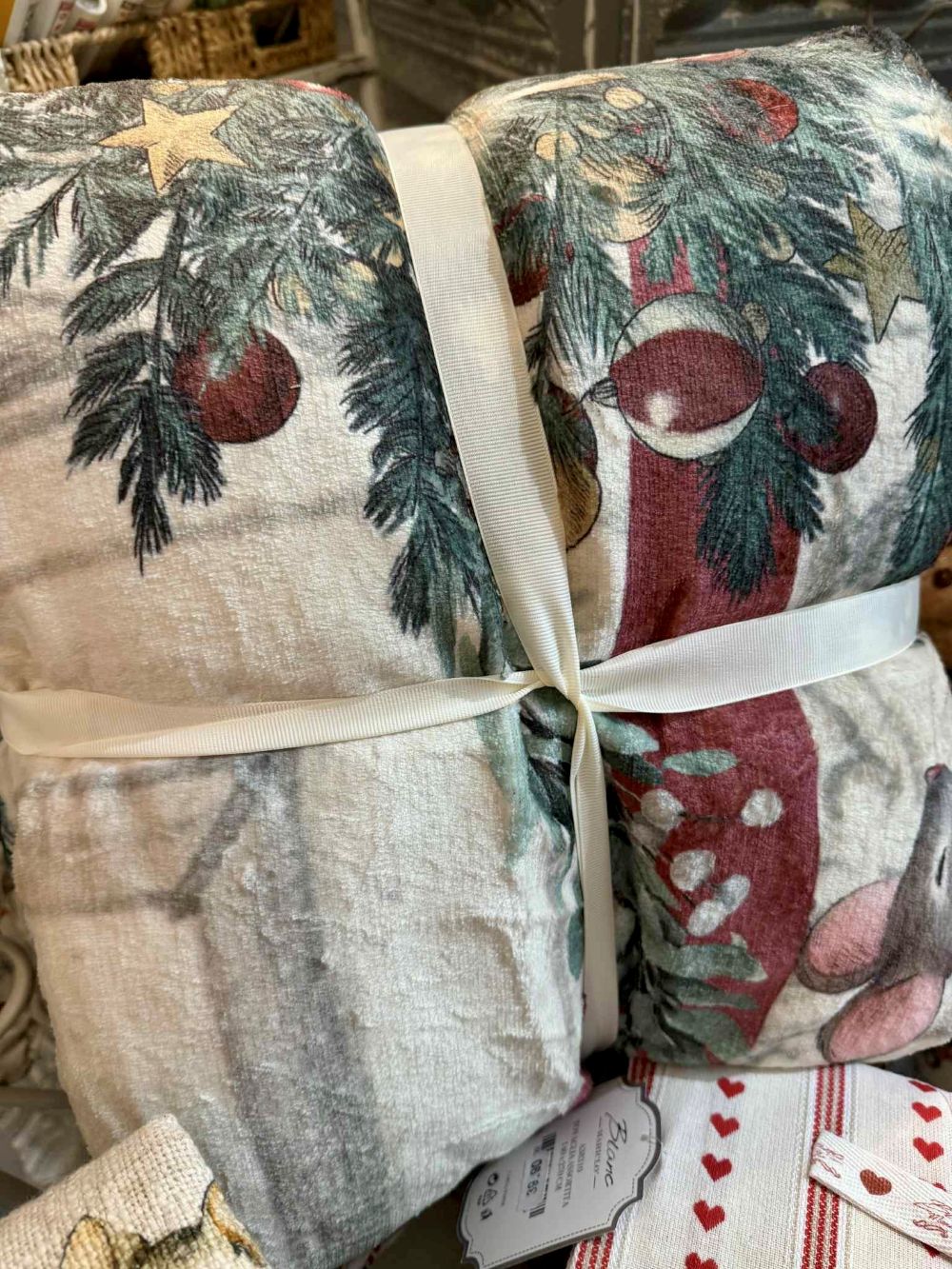 Plaid de Noël doux 160x220 cm avec motifs de souris habillées, sapins décorés et rubans rouges, dans un style shabby chic et poétique.
