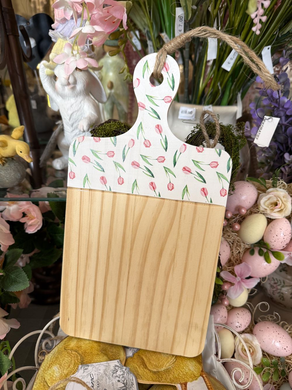 Planche à découper en bois avec motifs de tulipes roses style shabby chic romantique ambiance cuisine de charme