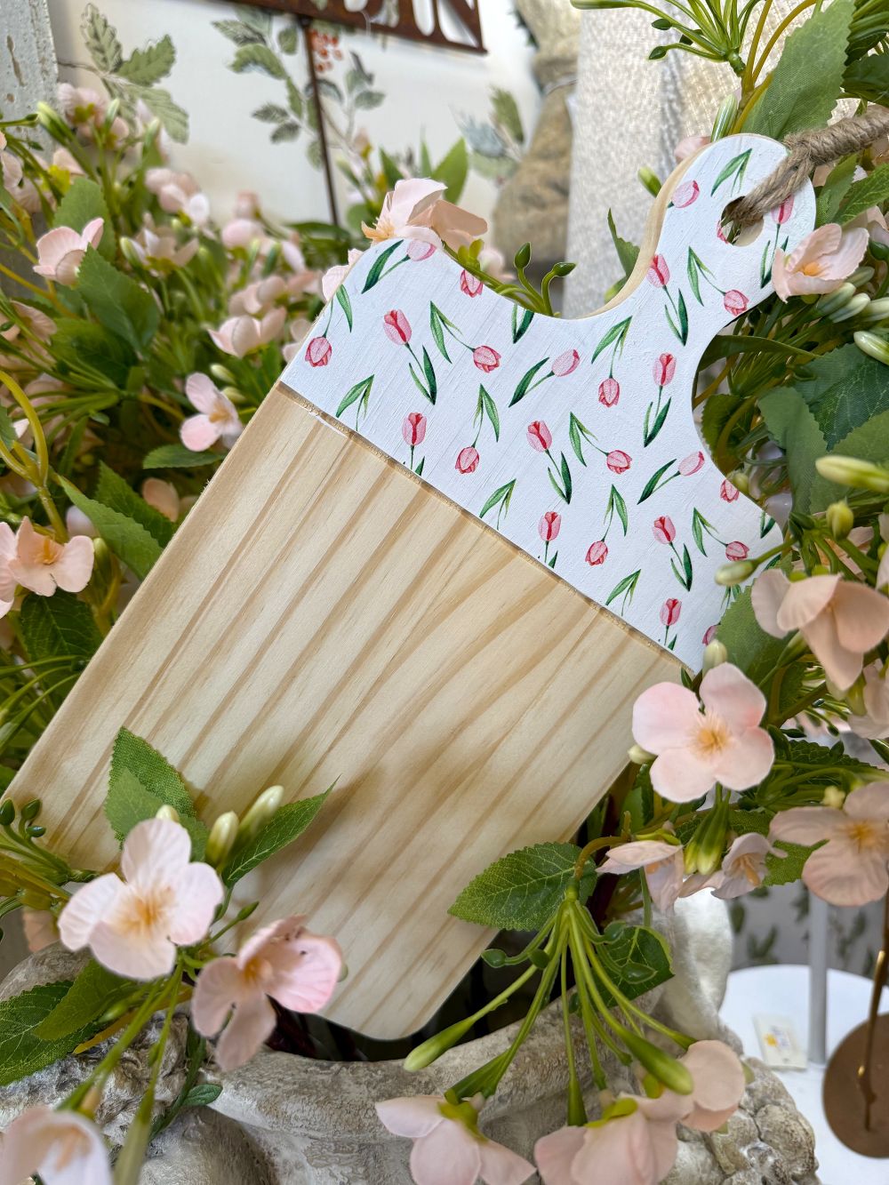 Planche à découper en bois avec motifs de tulipes roses style shabby chic romantique ambiance cuisine de charme