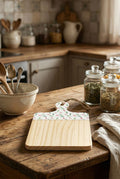 Planche à découper en bois avec motifs de tulipes roses style shabby chic romantique ambiance cuisine de charme