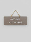 Plaque décorative en bois taupe avec inscription blanche « Chez Mamie c’est le paradis », style shabby chic, suspendue par une corde naturelle dans une ambiance romantique et chaleureuse