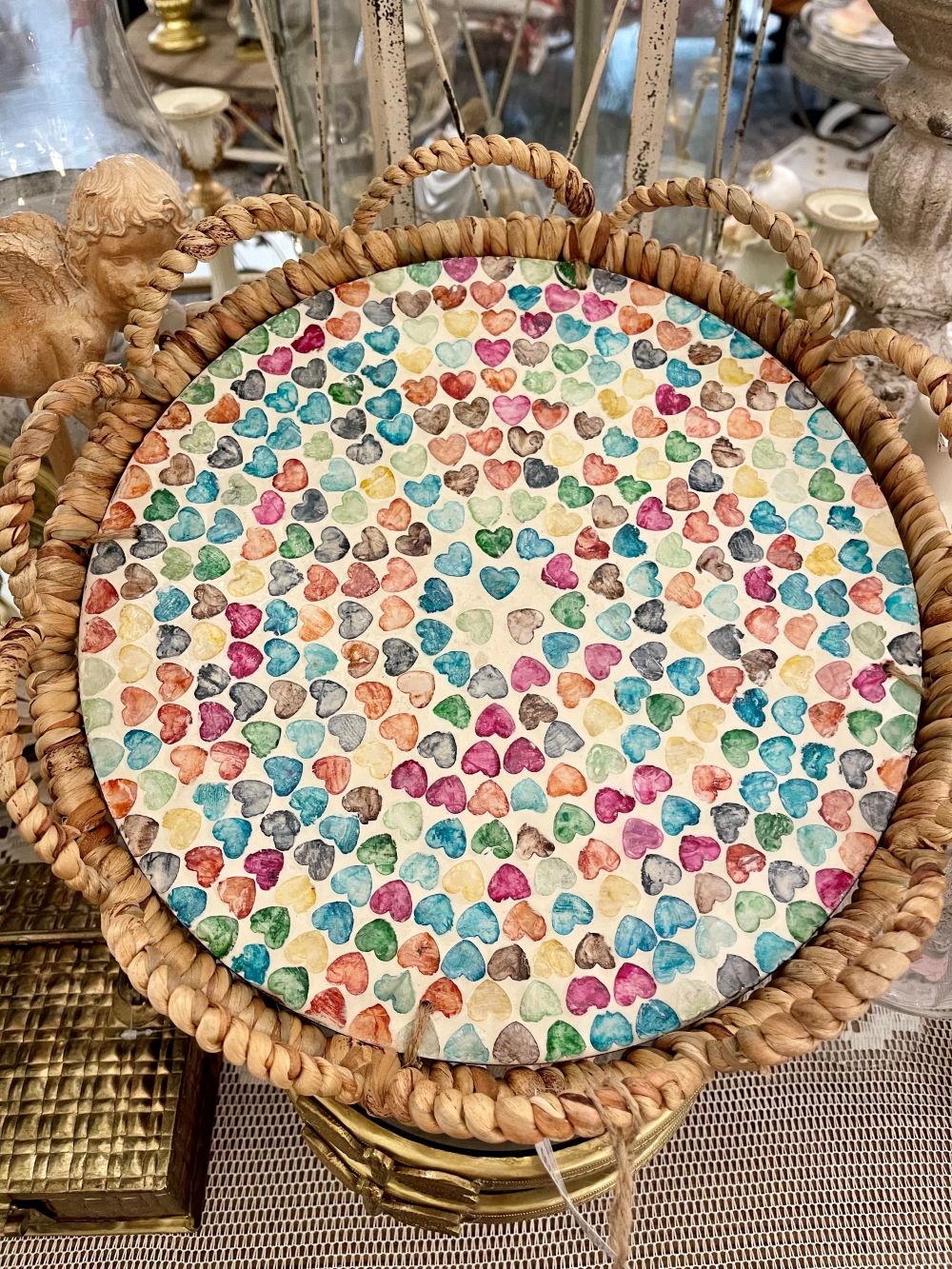 Plateau de service rond en osier 31 cm avec motifs cœurs colorés, style bohème romantique shabby chic, ambiance douce et chaleureuse