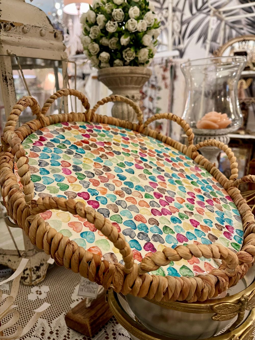 Plateau de service rond en osier 31 cm avec motifs cœurs colorés, style bohème romantique shabby chic, ambiance douce et chaleureuse