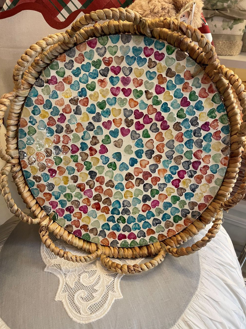 Plateau de service rond en osier 31 cm avec motifs cœurs colorés, style bohème romantique shabby chic, ambiance douce et chaleureuse