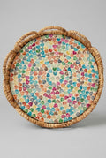 Plateau de service rond en osier 31 cm avec motifs cœurs colorés, style bohème romantique shabby chic, ambiance douce et chaleureuse