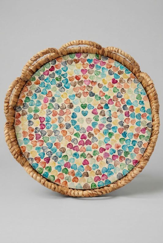 Plateau de service rond en osier 31 cm avec motifs cœurs colorés, style bohème romantique shabby chic, ambiance douce et chaleureuse