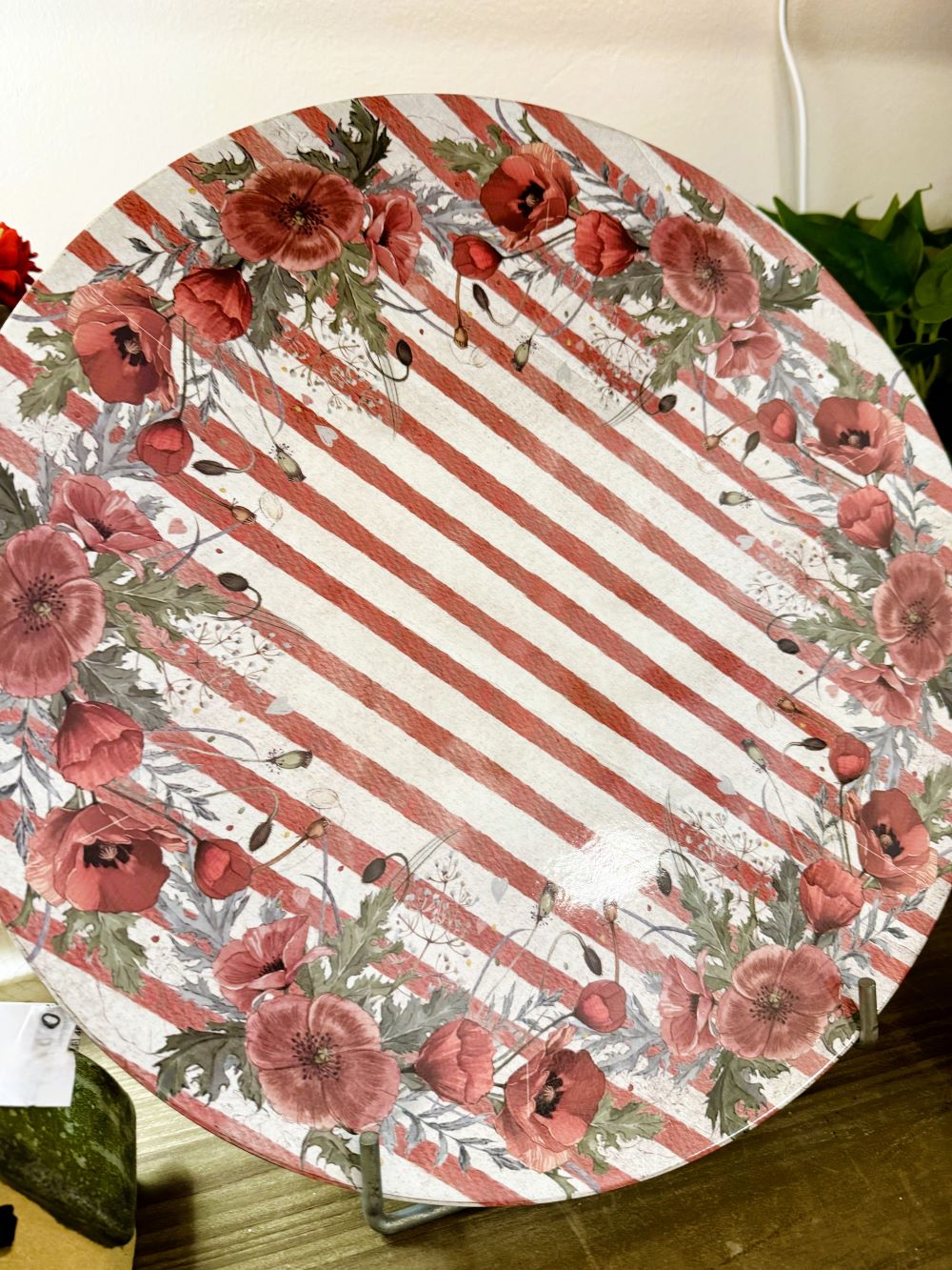 Plateau décoratif rond avec motif de rayures rouges et coquelicots, style vintage et shabby chic, couleurs rouge, blanc et vert, ambiance rétro et élégante