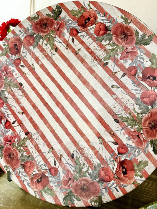 Plateau décoratif rond avec motif de rayures rouges et coquelicots, style vintage et shabby chic, couleurs rouge, blanc et vert, ambiance rétro et élégante