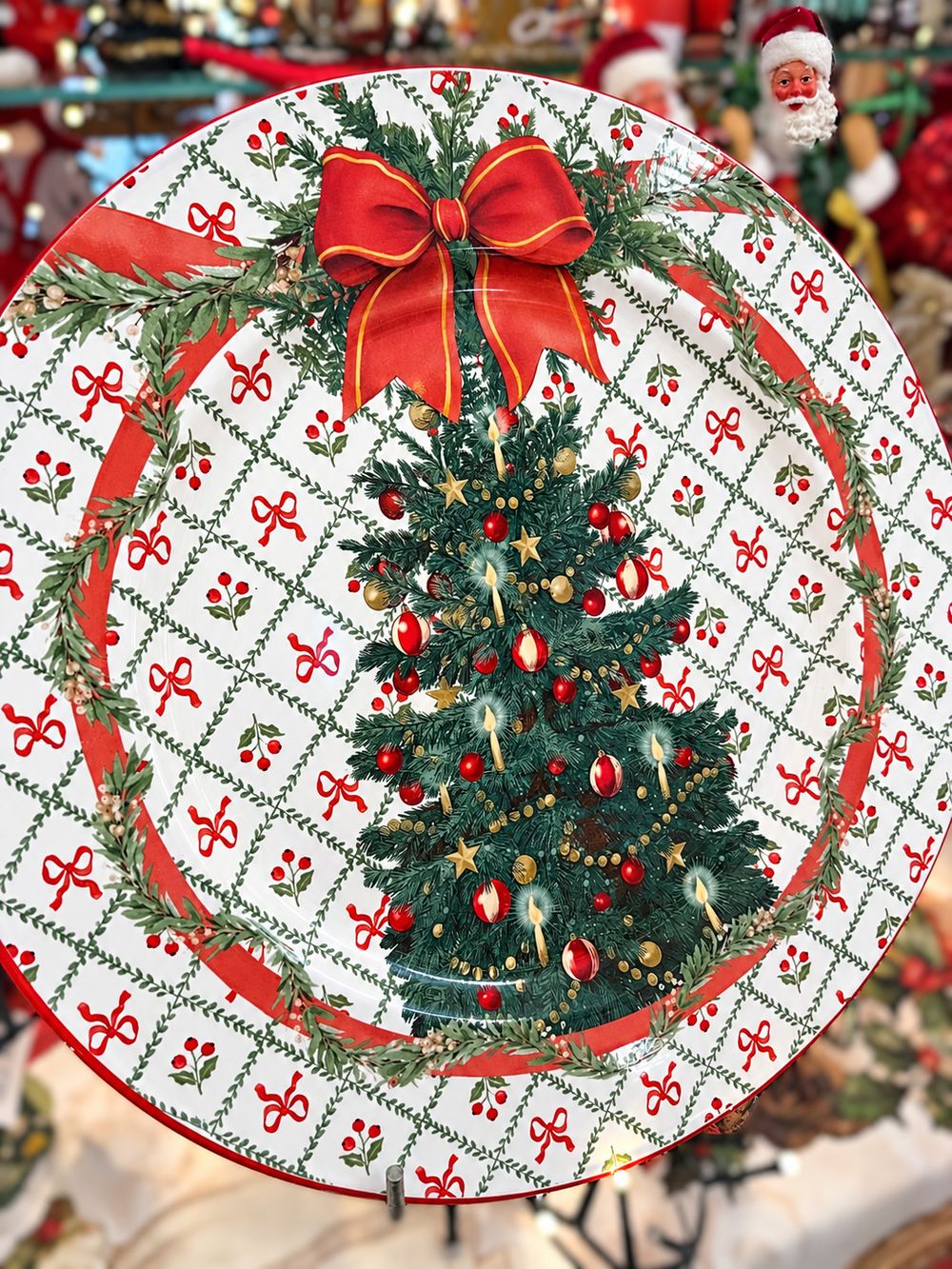 Détail du décor imprimé du plateau Sapin de Fête : sapin, ornements rouges et dorés et motifs en losanges.