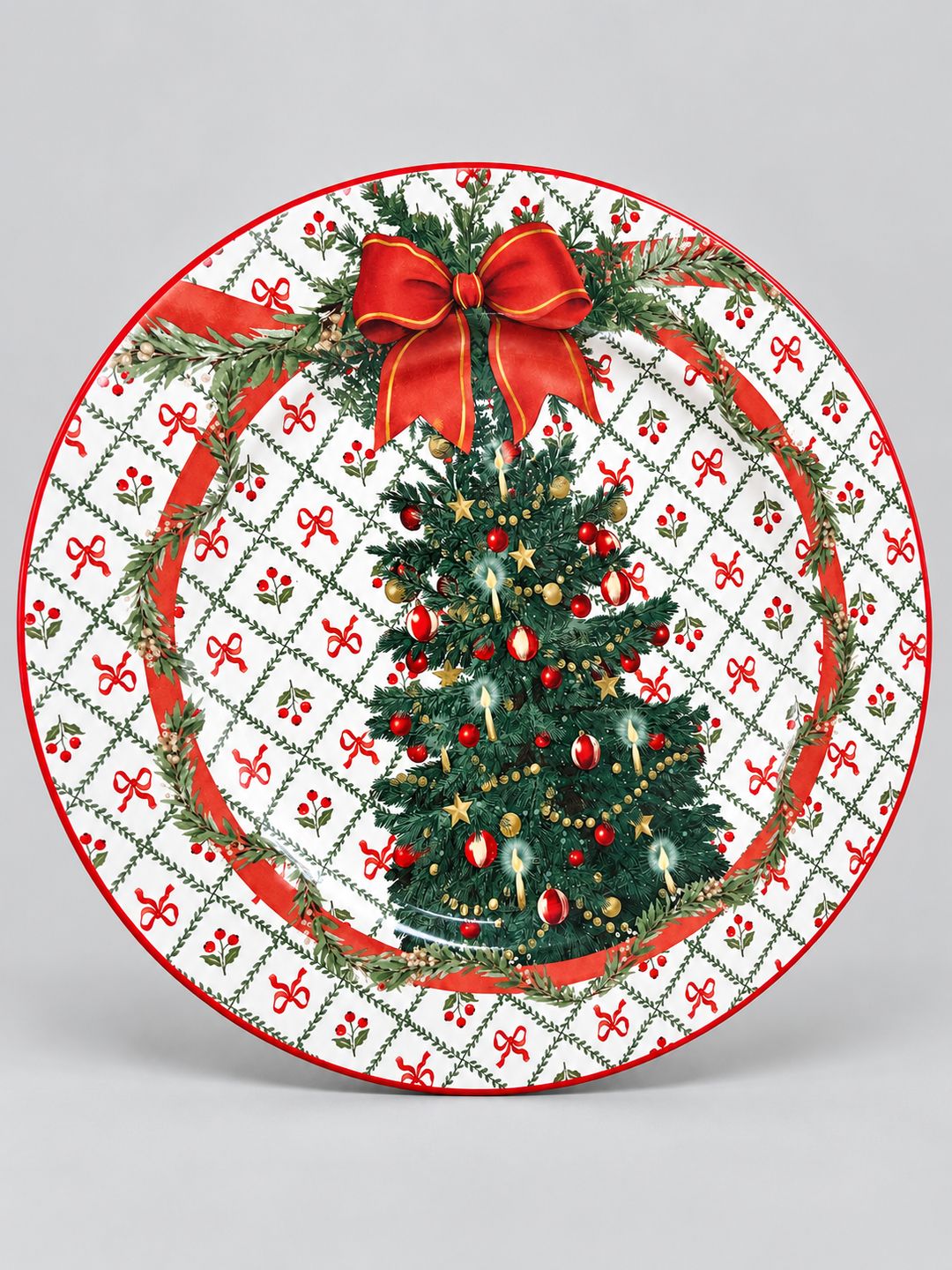Plateau rond Sapin de Fête en métal émaillé, décor de sapin et nœud rouge sur fond gris clair.