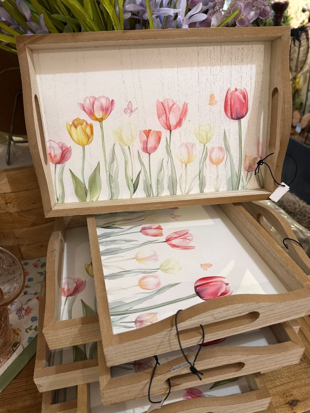 Plateau décoratif en bois naturel avec motif de tulipes roses et pastel, style shabby chic romantique, ambiance printanière douce et poétique pour décoration de charme