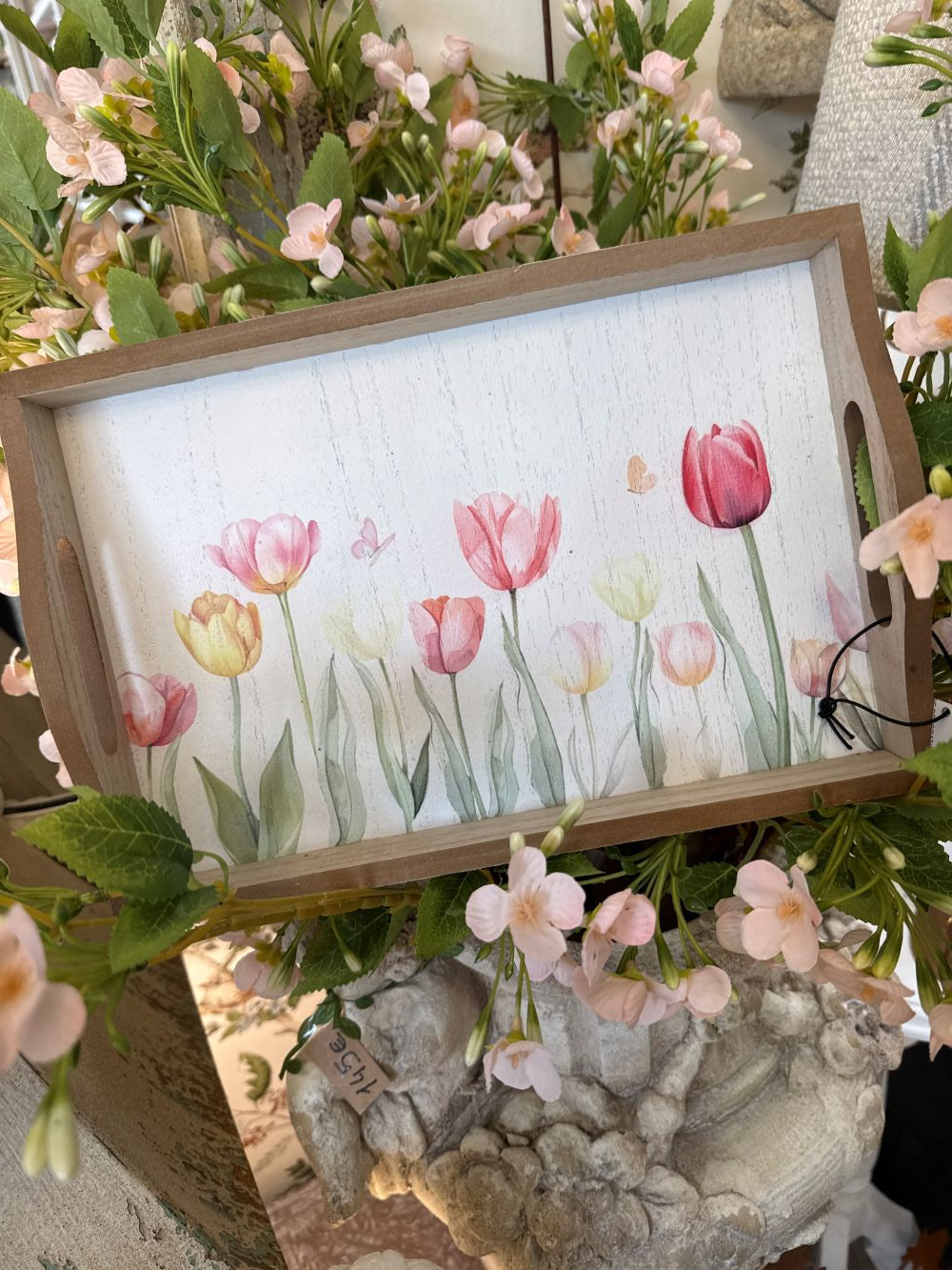 Plateau décoratif en bois naturel avec motif de tulipes roses et pastel, style shabby chic romantique, ambiance printanière douce et poétique pour décoration de charme