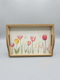 Plateau décoratif en bois naturel avec motif de tulipes roses et pastel, style shabby chic romantique, ambiance printanière douce et poétique pour décoration de charme