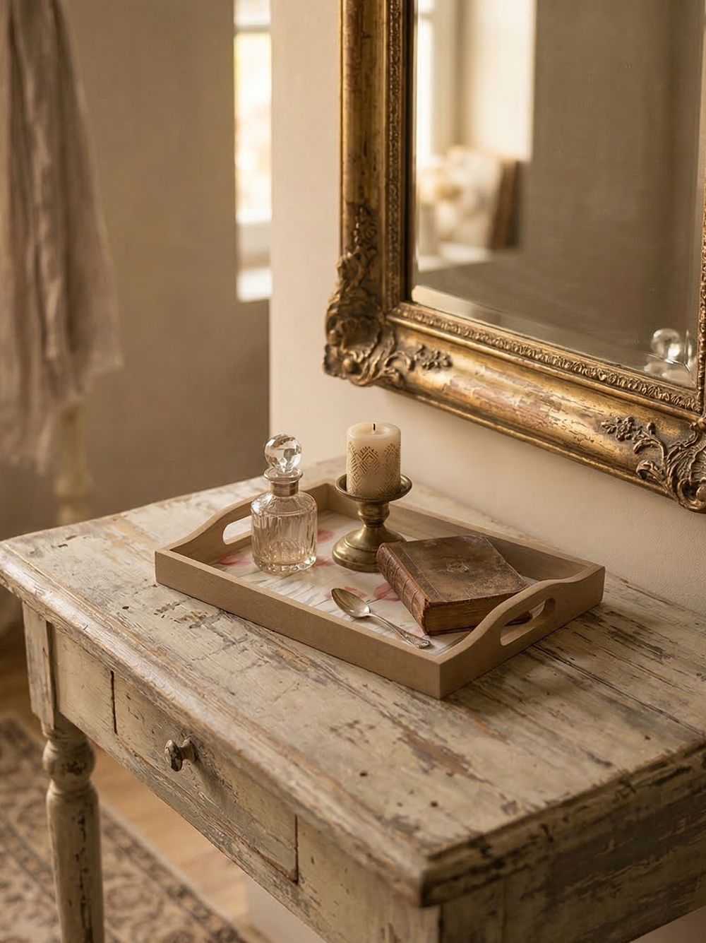 Plateau décoratif en bois naturel avec motif de tulipes roses et pastel, style shabby chic romantique, ambiance printanière douce et poétique pour décoration de charme