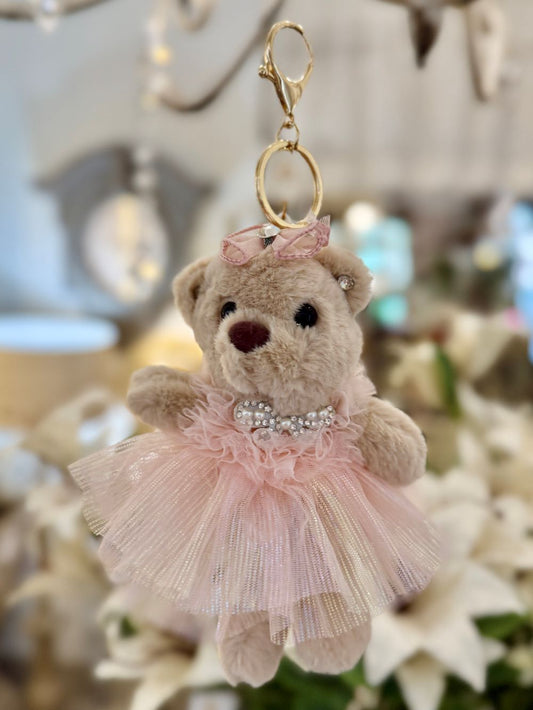 Porte-clés ourson en peluche rose poudré avec jupe en tulle scintillante et collier de perles, style shabby chic et romantique