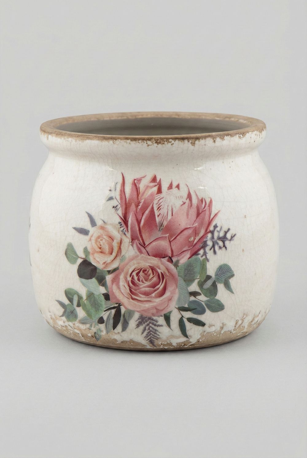Pot en terre cuite blanc cassé décor floral rose poudré et vert sauge, style shabby chic romantique, ambiance maison de charme et décoration poétique