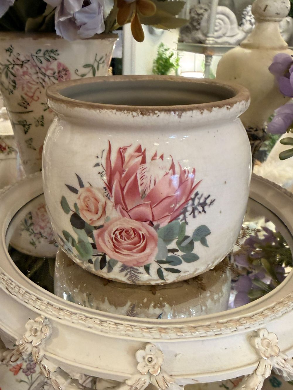 Pot en terre cuite blanc cassé décor floral rose poudré et vert sauge, style shabby chic romantique, ambiance maison de charme et décoration poétique