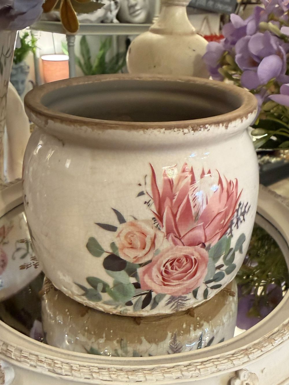 Pot en terre cuite blanc cassé décor floral rose poudré et vert sauge, style shabby chic romantique, ambiance maison de charme et décoration poétique