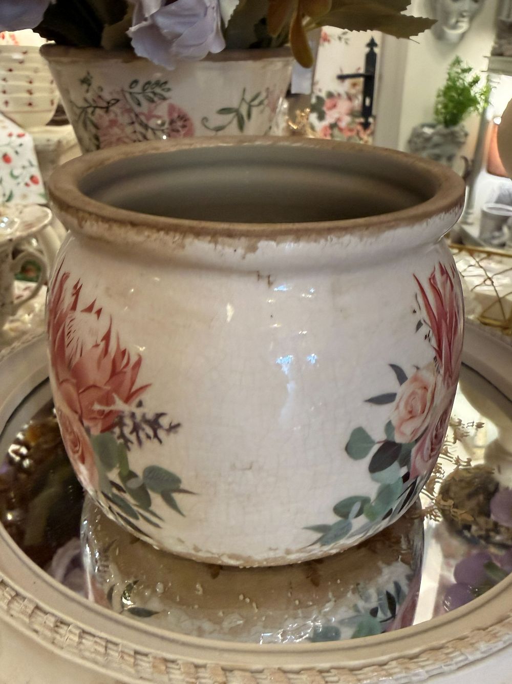Pot en terre cuite blanc cassé décor floral rose poudré et vert sauge, style shabby chic romantique, ambiance maison de charme et décoration poétique