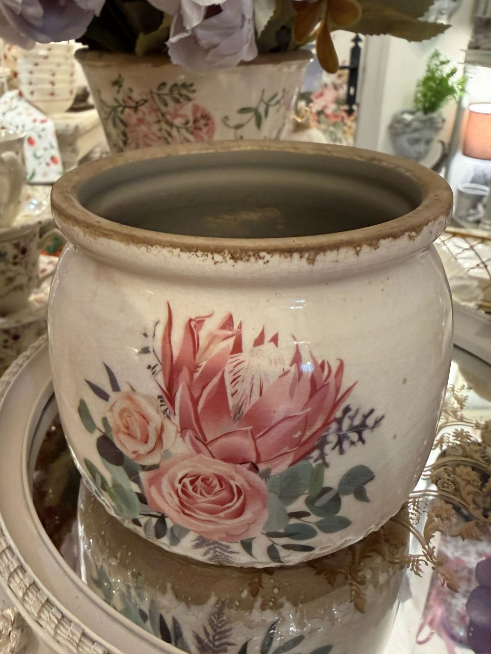 Pot en terre cuite blanc cassé décor floral rose poudré et vert sauge, style shabby chic romantique, ambiance maison de charme et décoration poétique