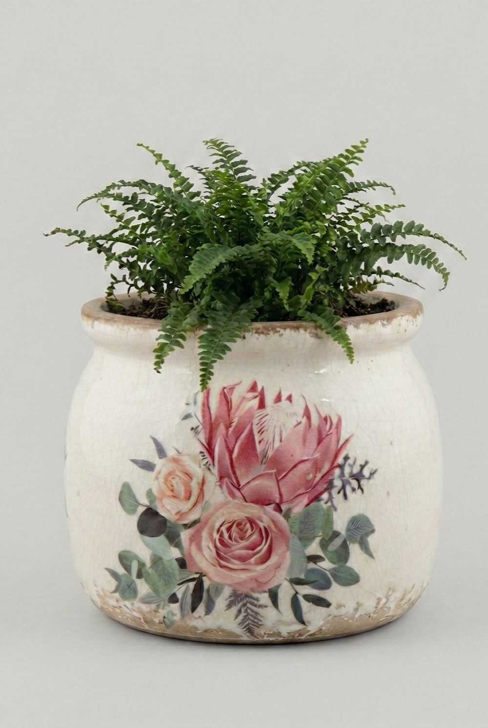 Pot en terre cuite blanc cassé décor floral rose poudré et vert sauge, style shabby chic romantique, ambiance maison de charme et décoration poétique