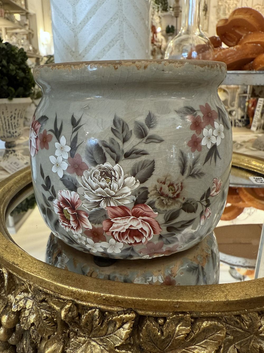Pot à fleurs décoratif style shabby chic aux tons doux et patinés, idéal pour une décoration de charme romantique et élégante, ambiance maison de campagne ancienne et poétique