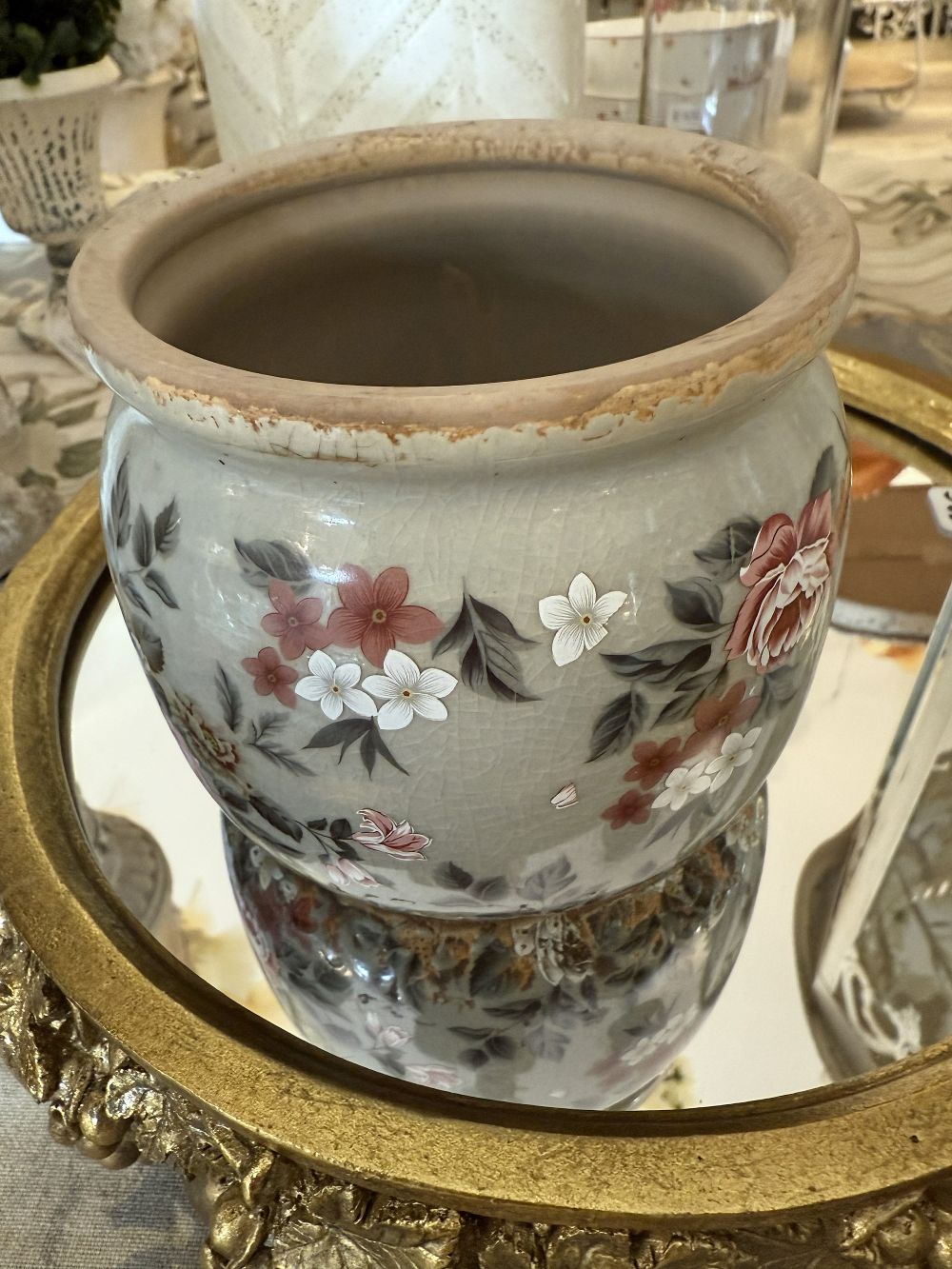 Pot à fleurs décoratif style shabby chic aux tons doux et patinés, idéal pour une décoration de charme romantique et élégante, ambiance maison de campagne ancienne et poétique