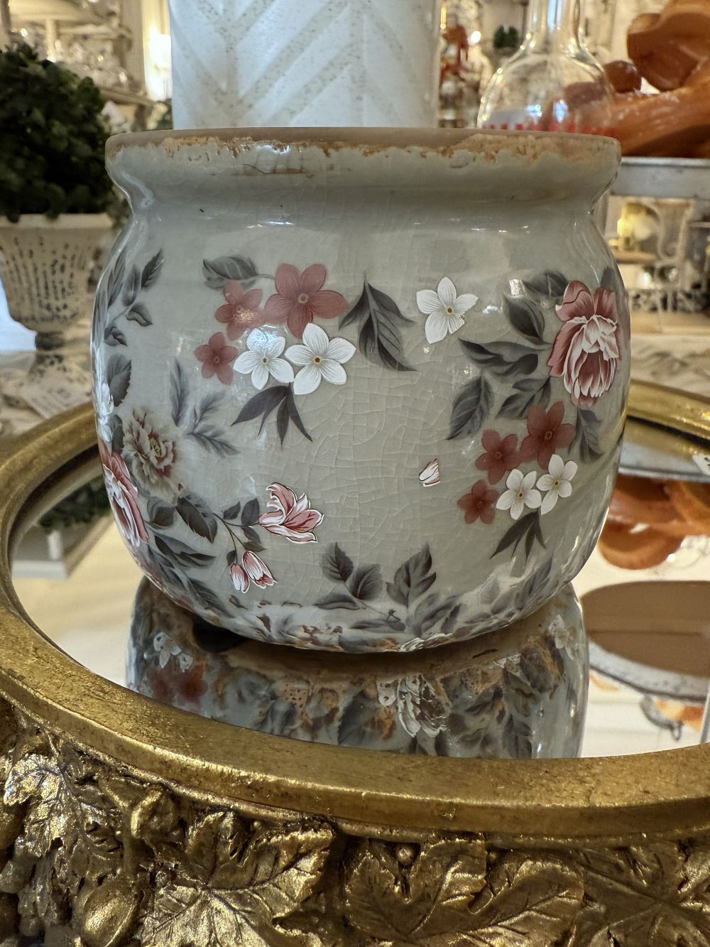 Pot à fleurs décoratif style shabby chic aux tons doux et patinés, idéal pour une décoration de charme romantique et élégante, ambiance maison de campagne ancienne et poétique