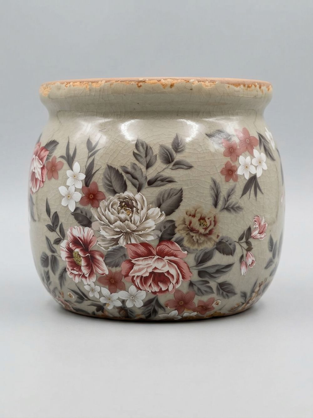 Pot à fleurs décoratif style shabby chic aux tons doux et patinés, idéal pour une décoration de charme romantique et élégante, ambiance maison de campagne ancienne et poétique