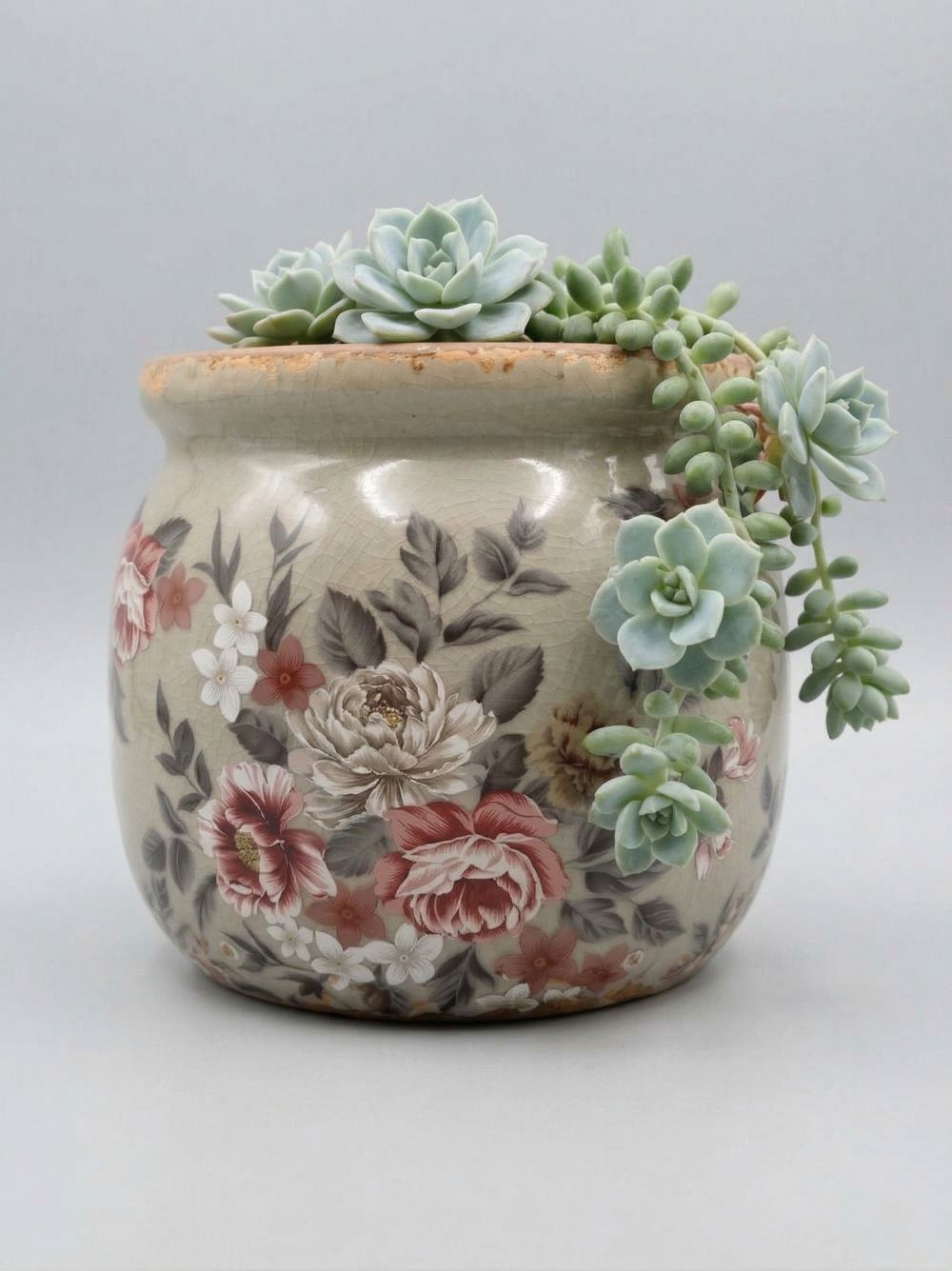 Pot à fleurs décoratif style shabby chic aux tons doux et patinés, idéal pour une décoration de charme romantique et élégante, ambiance maison de campagne ancienne et poétique