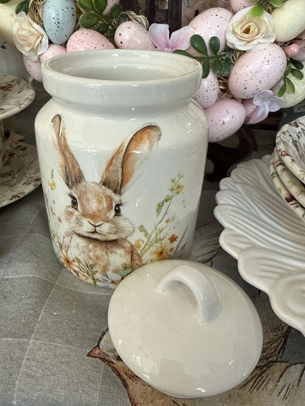 Pot hermétique en faïence blanc avec illustration de lapin et fleurs style décoration romantique shabby chic ambiance printanière