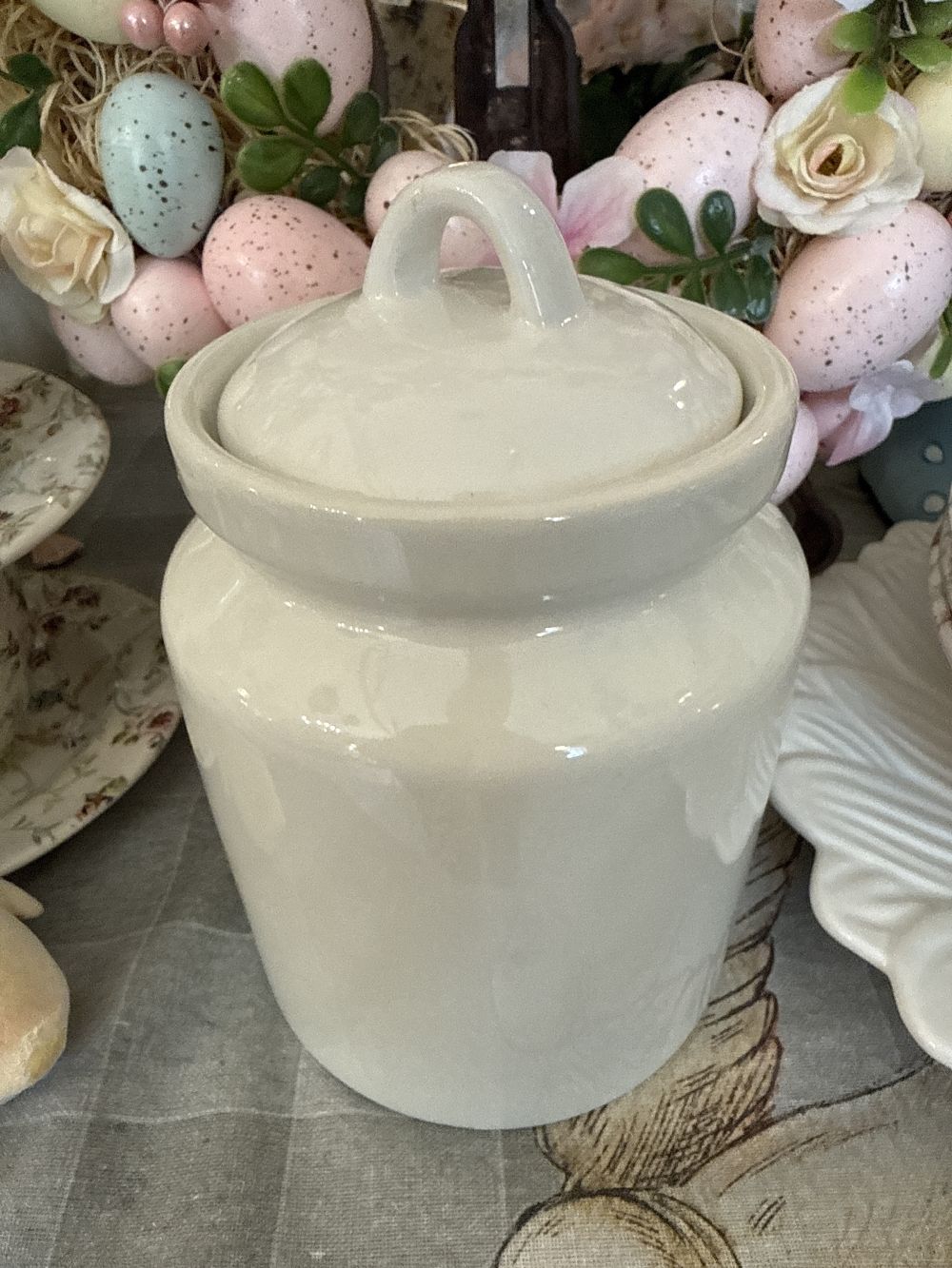 Pot hermétique en faïence blanc avec illustration de lapin et fleurs style décoration romantique shabby chic ambiance printanière