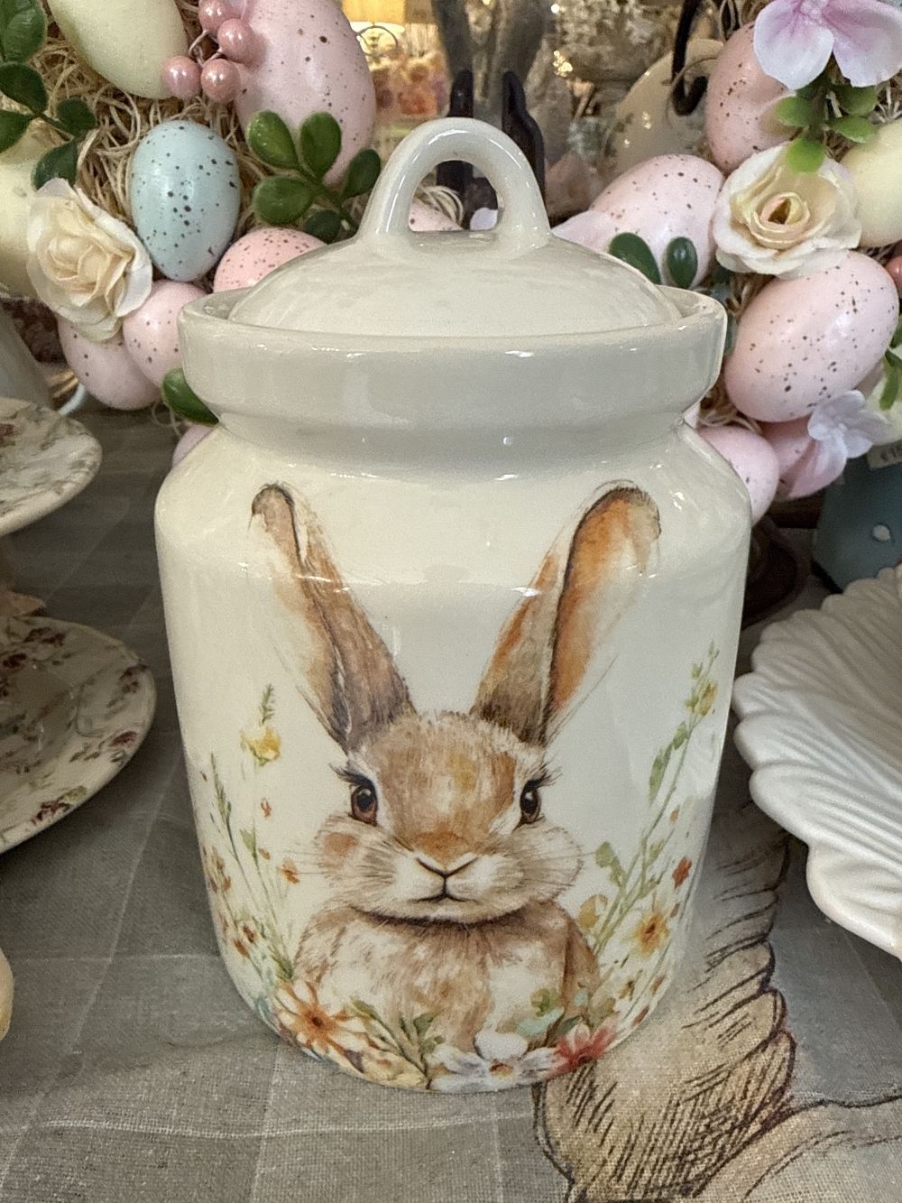 Pot hermétique en faïence blanc avec illustration de lapin et fleurs style décoration romantique shabby chic ambiance printanière
