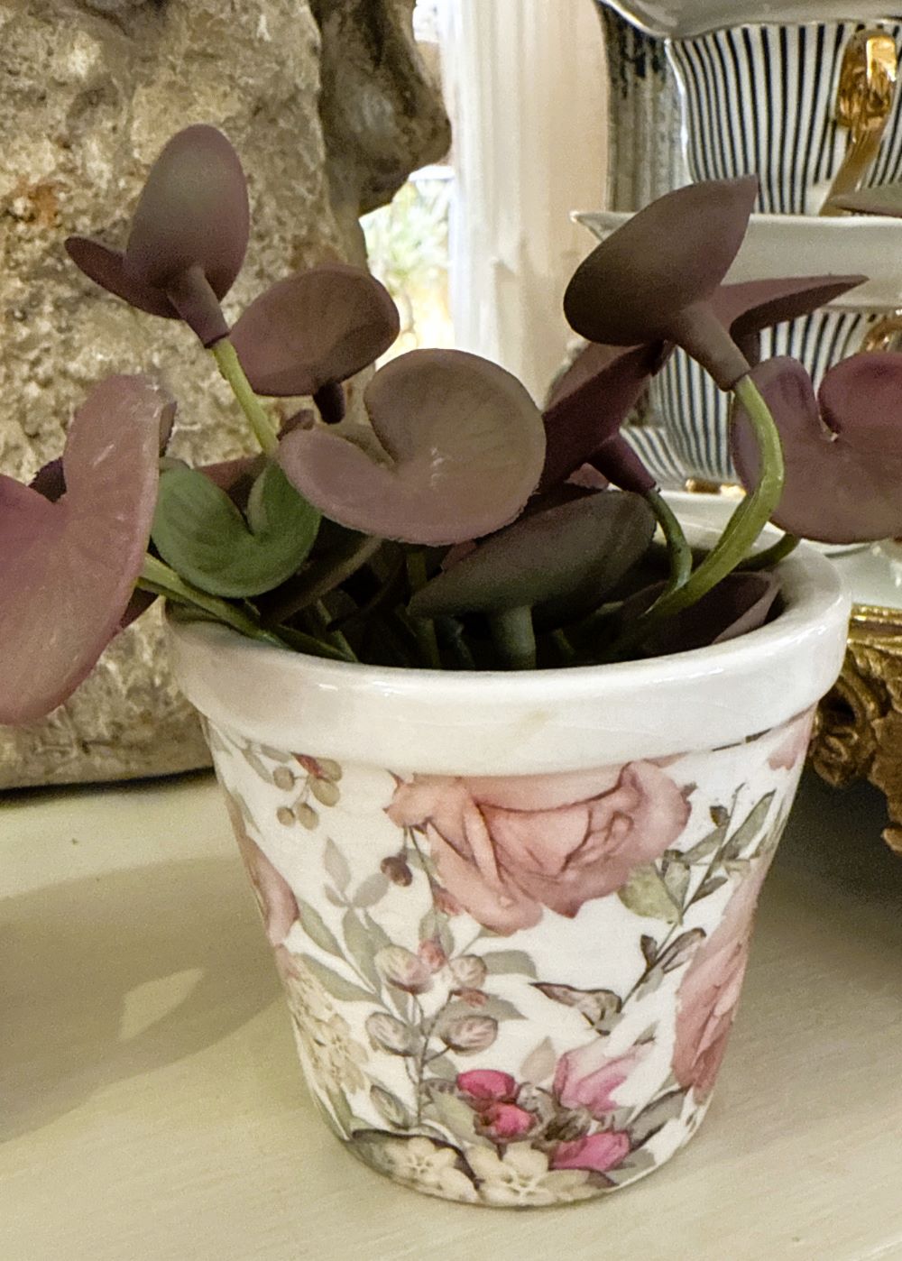 Pot décoratif miniature en céramique motif roses anglaises, style cottage romantique et shabby chic, couleurs rose poudré, ivoire et vert sauge, ambiance florale et poétique