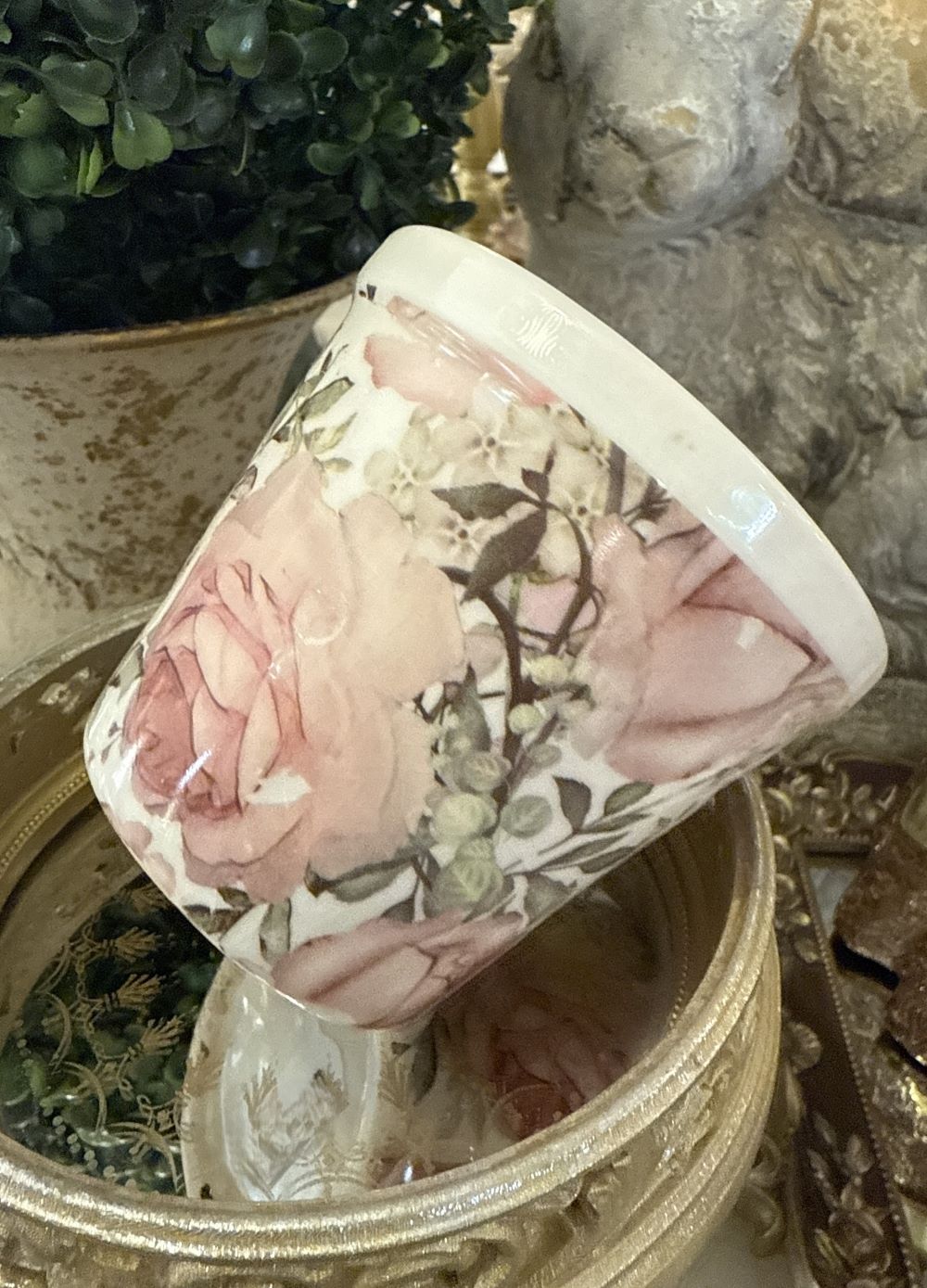 Pot décoratif miniature en céramique motif roses anglaises, style cottage romantique et shabby chic, couleurs rose poudré, ivoire et vert sauge, ambiance florale et poétique