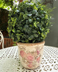 Pot décoratif en céramique style shabby chic avec motif de roses anglaises dans les tons crème, rose poudré et vert, pour une ambiance romantique et poétique