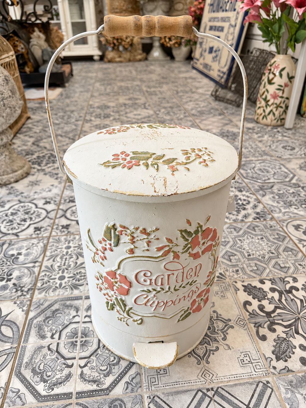 Poubelle à pédale en métal ivoire patiné avec fleurs roses et vertes, style shabby chic et maison de campagne